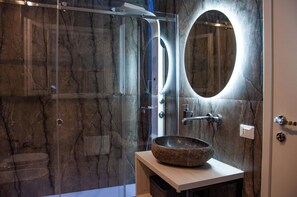 Comfort Room | Bathroom | Shower, free toiletries, hair dryer, towels - Sicily Luxury Rooms (Palermo)