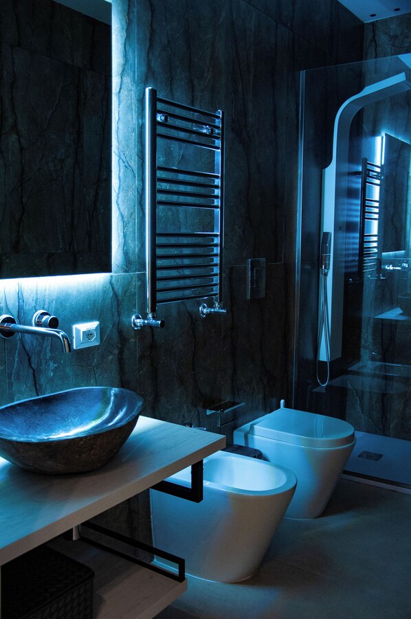 Superior Suite | Bathroom | Shower, free toiletries, hair dryer, towels