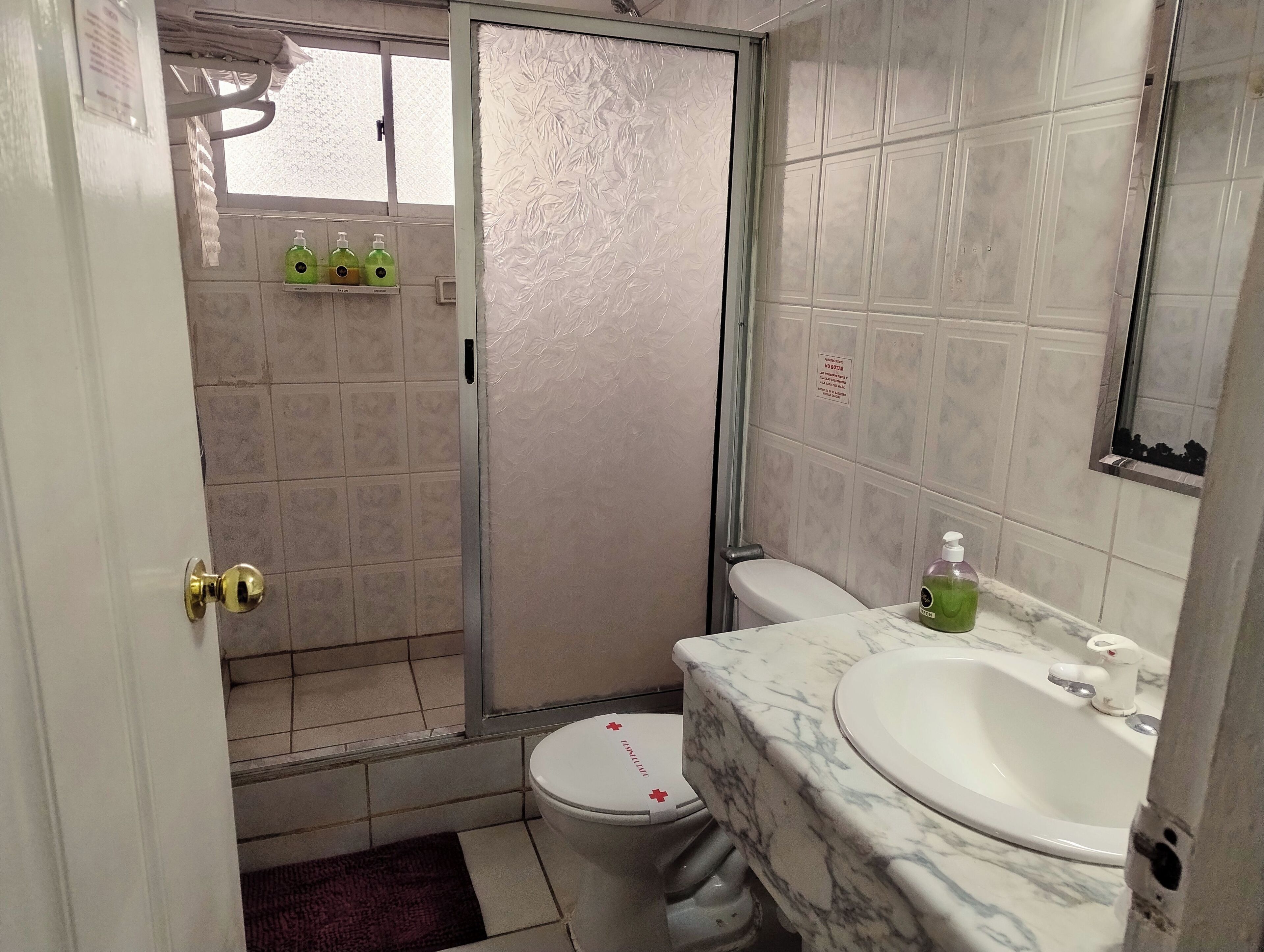 Romantic Cabin, Garden View | Bathroom | Shower, rainfall showerhead, hair dryer, towels