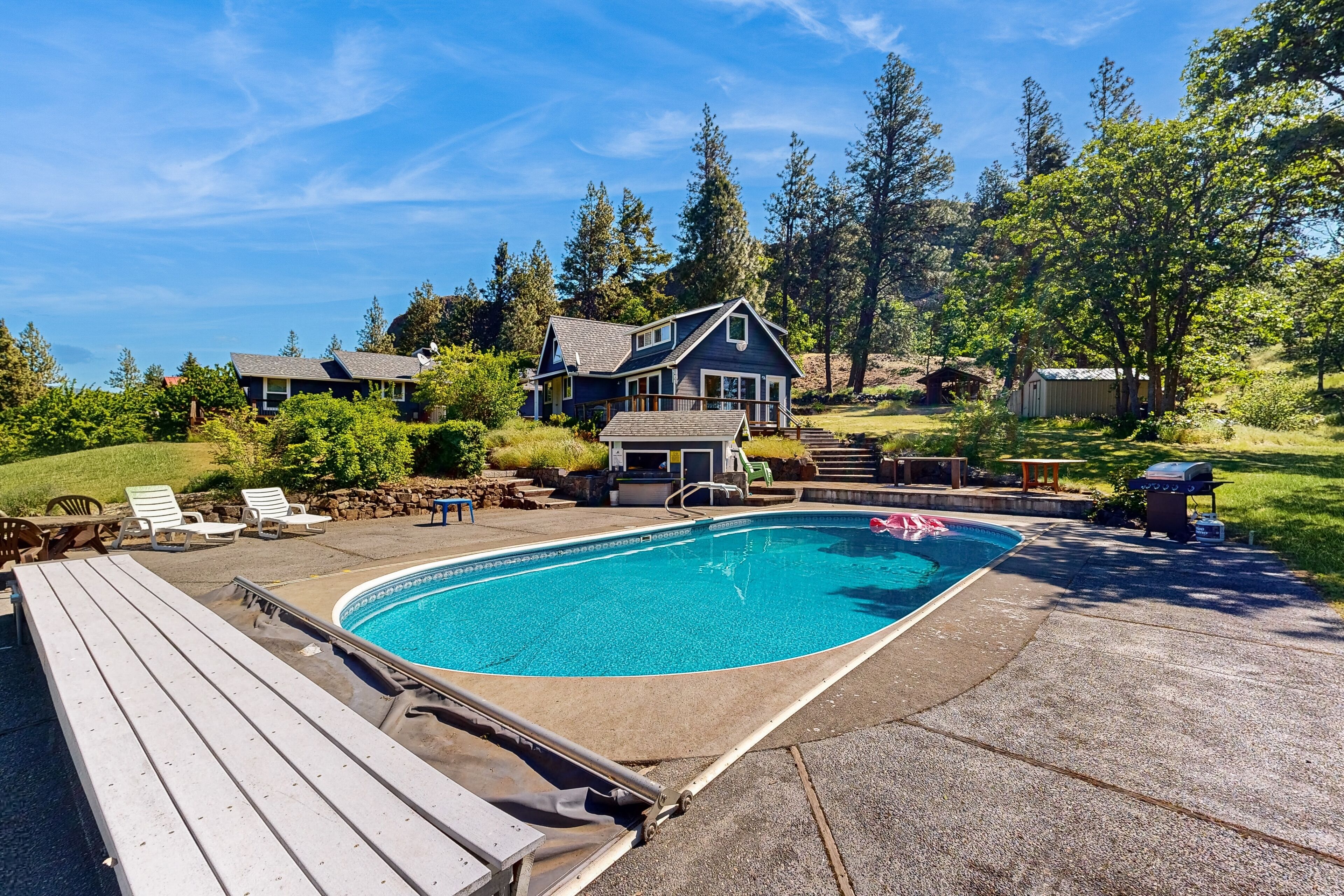Dog-friendly guest house with amazing river views and shared pool access.