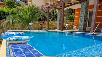 Piscina externa sazonal, guarda-sóis, espreguiçadeiras