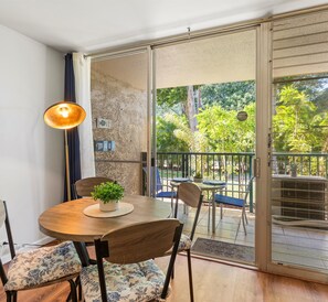 Dining - Kalama Terrace L106 - Heart of Kihei Remodeled Condo (Kihei)