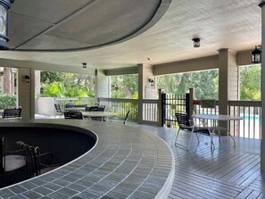 Outdoor dining - Pet Friendly Retreat w/ Pool Near Golf Hilton Head (Hilton Head Island)