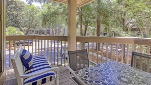Outdoor dining - Pet Friendly Retreat w/ Pool Near Golf Hilton Head (Hilton Head Island)