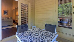 Outdoor dining - Pet Friendly Retreat w/ Pool Near Golf Hilton Head (Hilton Head Island)