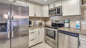 Fridge, microwave, oven, stovetop - Pet Friendly Retreat w/ Pool Near Golf Hilton Head (Hilton Head Island)