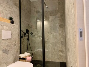 淋浴设施、吹风机、毛巾