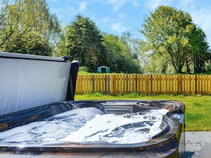 Outdoor spa tub - Emmotland Retreat - UK44180 (Driffield)