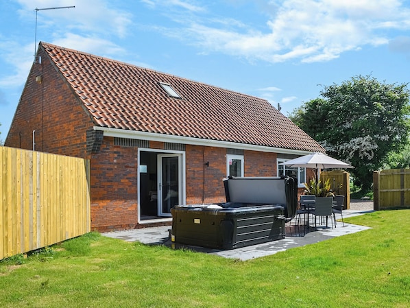 Terrace/patio - Emmotland Retreat - UK44180 (Driffield)