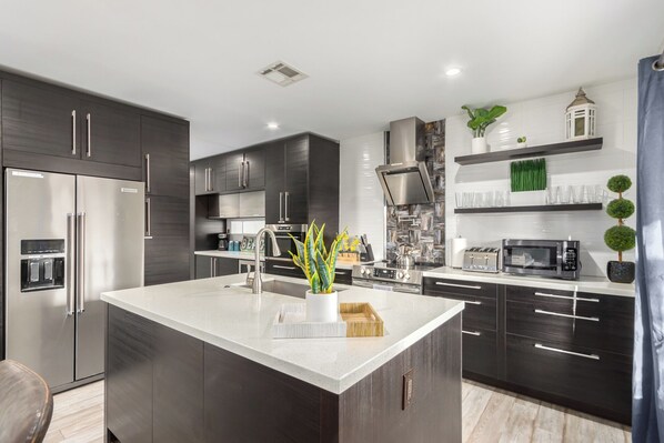 Fridge, microwave, oven, stovetop - Hot Tub + Heated Pool + Mini Golf, BBQ, Old Town, Game Room, EV Charger (Scottsdale)