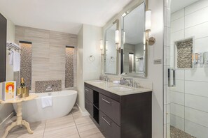 Umweltfreundliche Kosmetikartikel, Haartrockner, Bidet, Handtücher
