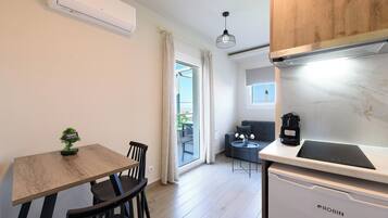 Căn hộ tiện nghi đơn giản, quang cảnh vườn | Bếp riêng | Tủ lạnh, bếp nấu, dụng cụ pha espresso, dụng cụ pha cà phê/trà