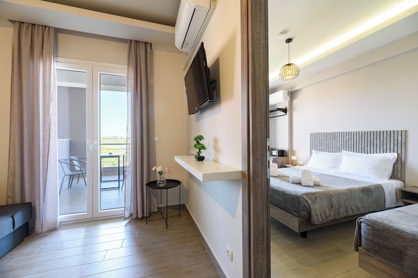 Appartamento familiare, vista giardino | Area soggiorno | Smart TV 43 pollici con canali satellitari