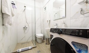 Family Apartment, Garden View | Bathroom | Shower, hair dryer, towels, soap