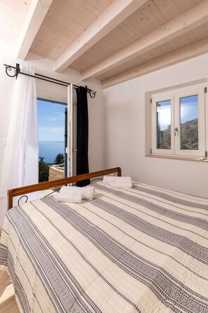 3 chambres, coffres-forts dans les chambres, bureau