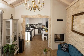 Smart TV, fireplace