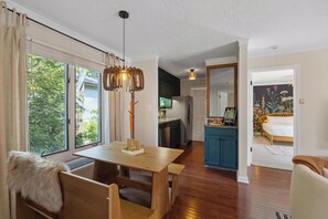 2 slaapkamers, een bureau, een strijkplank/strijkijzer, gratis wifi