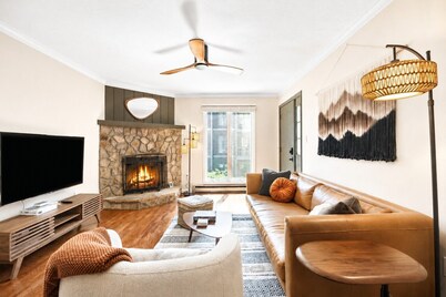 Walk to Downtown - Dual Primary Suites, Dog Friendly, Great Location
