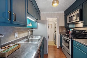 Fridge, microwave, oven, stovetop - Walk to Downtown Blowing Rock - Pet Friendly with 2 Primary Bedrooms (Blowing Rock)