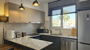 Fridge, microwave, oven, dishwasher - STAY Digital Den Apartment (Larnaca)