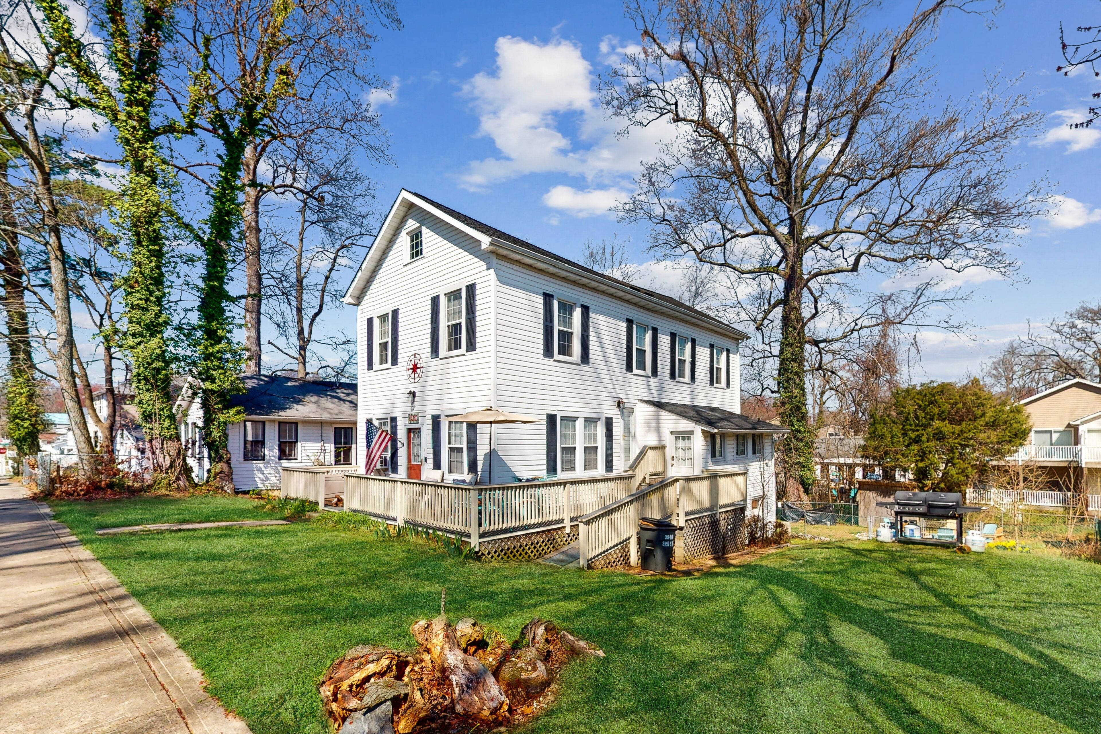 Classic dog-friendly retreat with shared yard & open layout - near beach