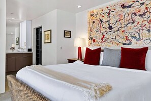 Escritorio, tabla de planchar con plancha, wifi gratis