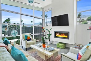 Smart TV, fireplace