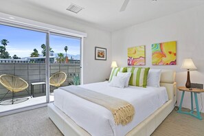 Escritorio, tabla de planchar con plancha, wifi gratis