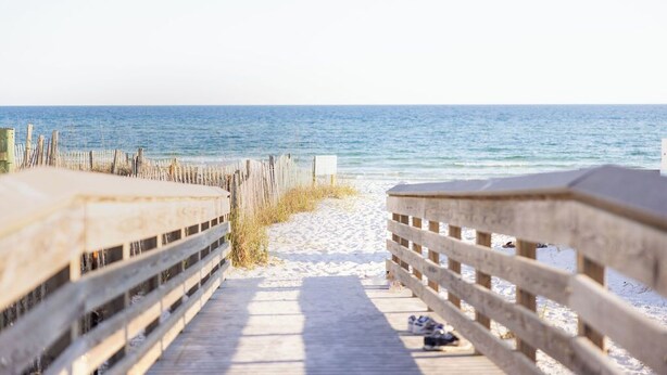 Perto da praia, espreguiçadeiras, toalhas de praia 