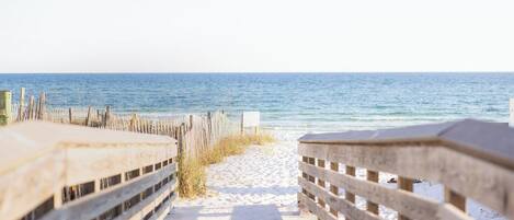 Tæt på stranden, liggestole, badehåndklæder
