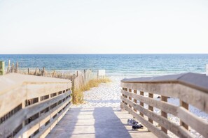 Playa en los alrededores, camastros y toallas de playa 