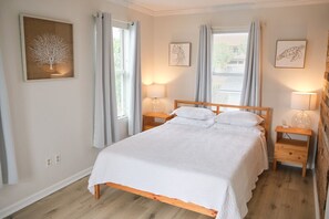 2 Schlafzimmer, Schreibtisch, Bügeleisen/Bügelbrett, Reisekinderbett