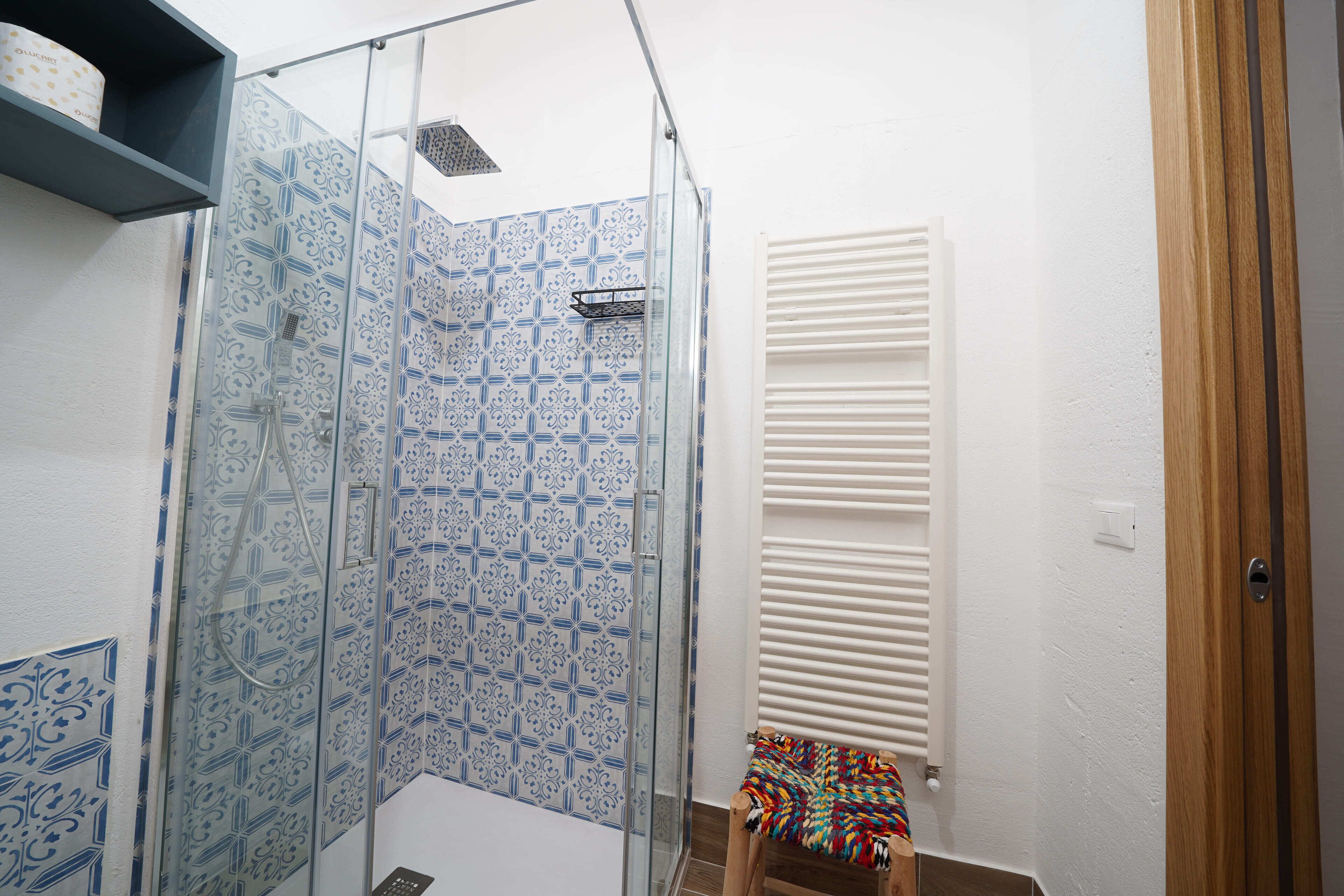 Sèche-cheveux, serviettes fournies, savon, papier toilette