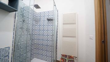 Haartrockner, Handtücher, Seife, Toilettenpapier