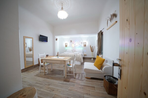 4 bedrooms, iron/ironing board, WiFi, bed sheets - GALLO room a symbol of eloquence, trade and gain! (Pulsano)