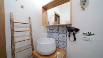 SĂšche-cheveux, serviettes fournies, savon, papier toilette