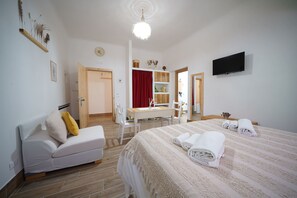4 bedrooms, iron/ironing board, WiFi, bed sheets