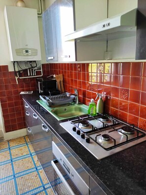 Frigorifero, microonde, forno, piano cottura