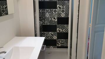 Douche, sèche-cheveux, serviettes fournies, savon