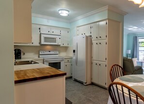 Fridge, microwave, oven, stovetop - Mid-term duplex 2/2 in paradise AKA Fort Lauderdale FL
1 month minimum (Fort Lauderdale)