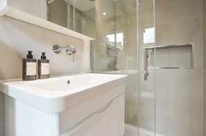 Standard Apartment | Bathroom - Split Level Studio at West Hampstead  (London)