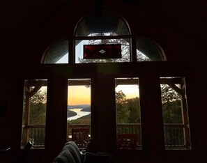 Interior - The Sunrise Cabin w/ Amazing  Views (Lampe)