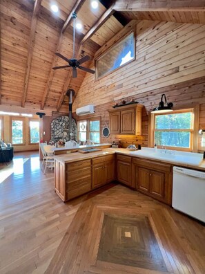 Fridge, microwave, oven, stovetop - The Sunrise Cabin w/ Amazing  Views (Lampe)