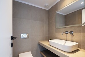Haartrockner, Handtücher, Seife, Toilettenpapier