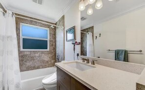 Haartrockner, Handtücher, Seife, Shampoo