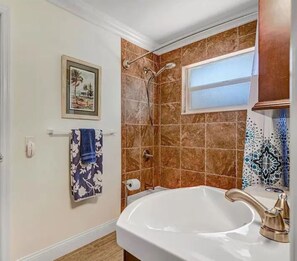 Hair dryer, towels, soap, shampoo - Entire House in Beautiful Cocoa Beach Area! (Cocoa Beach)