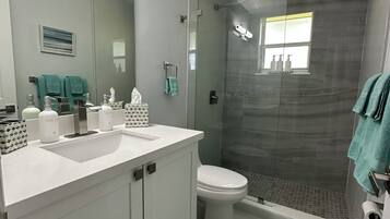 Dusche, Haartrockner, Handtücher, Seife