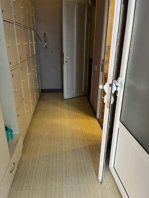 Slaapzaal, gemengd | Badkamer | Een bronwaterbad, een regendouche, badjassen, handdoeken