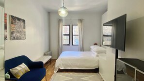 Iron/ironing board, WiFi, bed sheets - Rad location East Village NYC studio apartment  (New York)