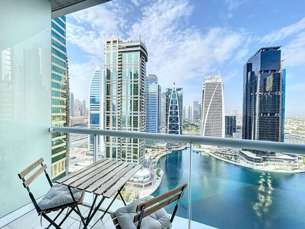 Outdoor dining - Lake Terrace - Vibrant Studio (Jumeirah Lake Towers)